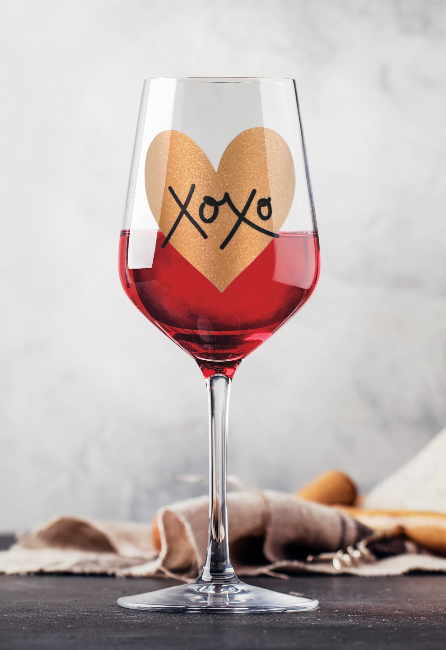Glittery XOXO Wine Glass